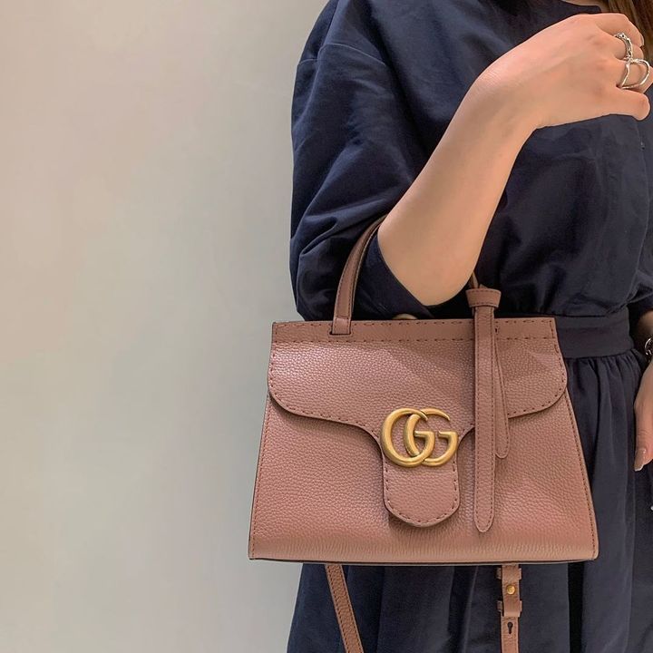 グッチのショルダーバッグを持った女性