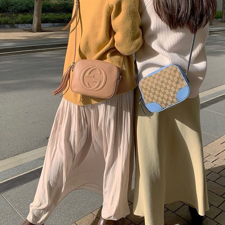 フェミニンスタイルの女性