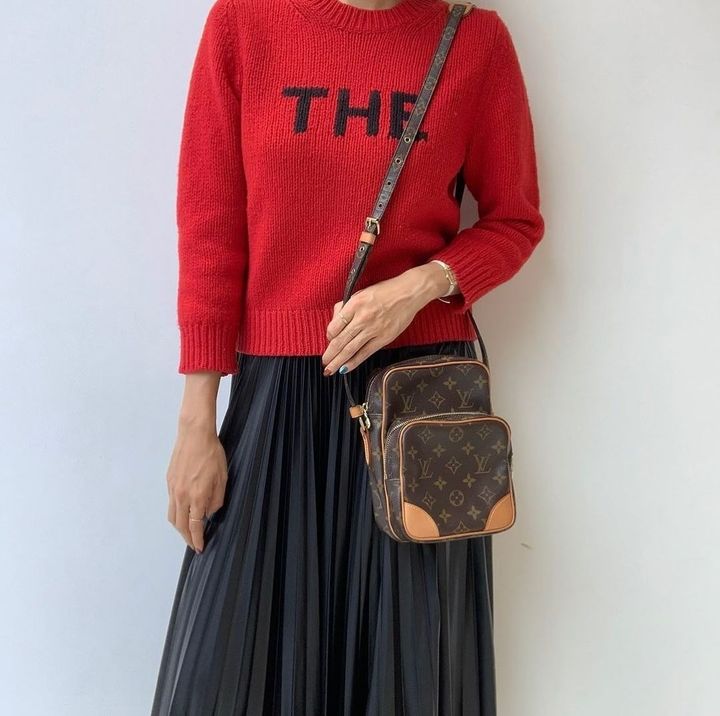 ルイ・ヴィトンのショルダーバッグをさげた女性