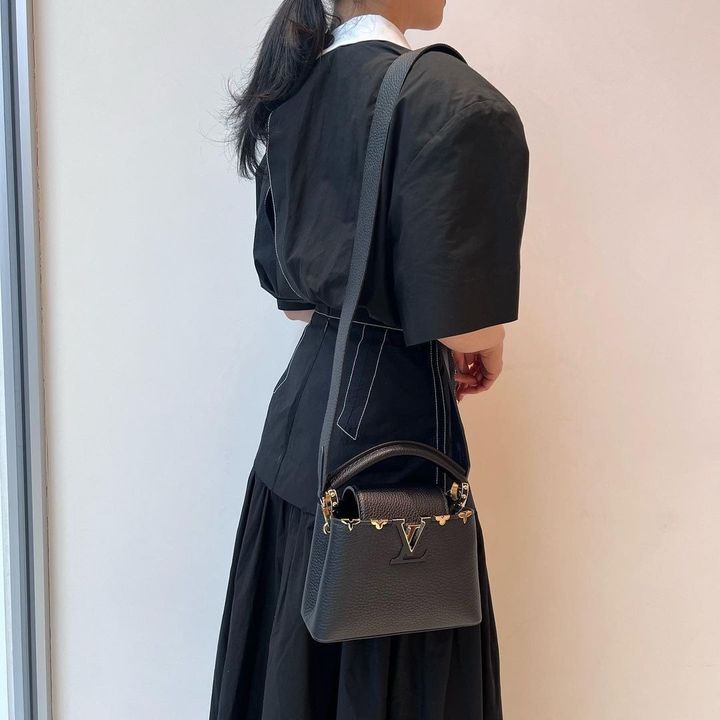 ブラックコーデの女性