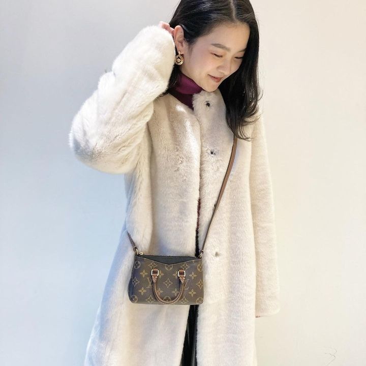 フェミニンコーデの女性