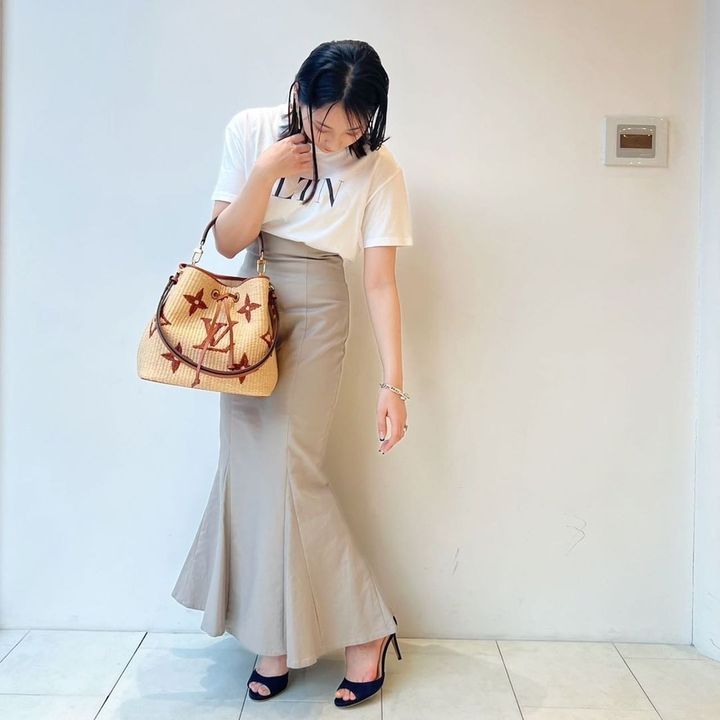 ショルダーバッグを持ったおしゃれな女性