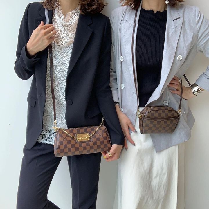 ルイ・ヴィトンのショルダーバッグをさげた女性たち