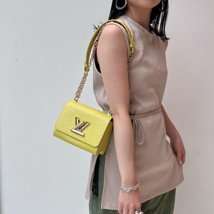 イエローのショルダーバッグをさげた女性