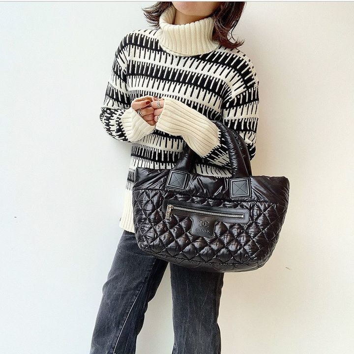 シャネルのコココクーンを持った女性