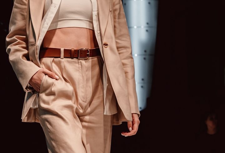 ベルトをオシャレにスタイリングする女性