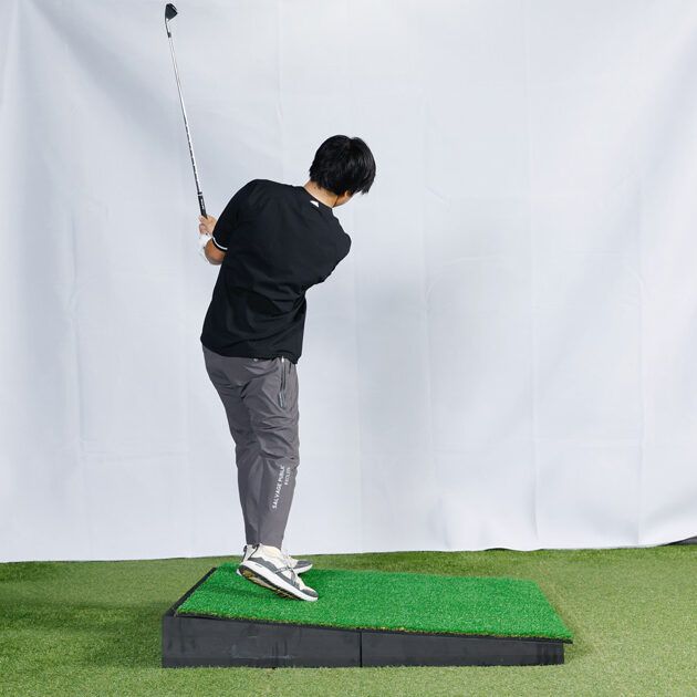 トップやダフリのミスを防ぐ！ つま先下がりは“前傾角度”の深さがポイント