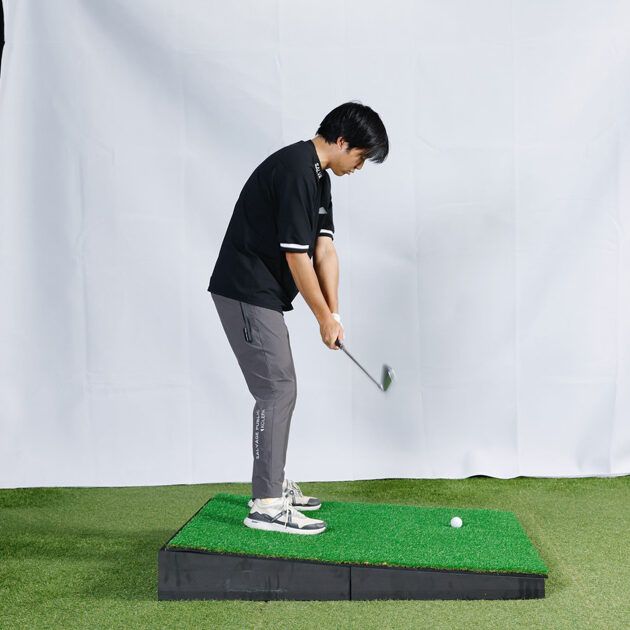 トップやダフリのミスを防ぐ！ つま先下がりは“前傾角度”の深さがポイント
