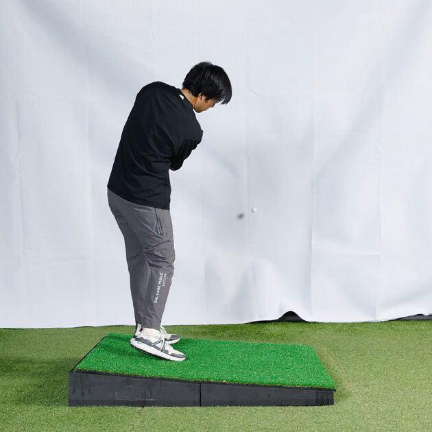 トップやダフリのミスを防ぐ！ つま先下がりは“前傾角度”の深さがポイント