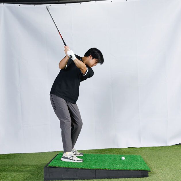 トップやダフリのミスを防ぐ！ つま先下がりは“前傾角度”の深さがポイント