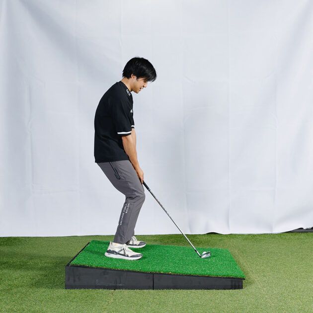 トップやダフリのミスを防ぐ！ つま先下がりは“前傾角度”の深さがポイント