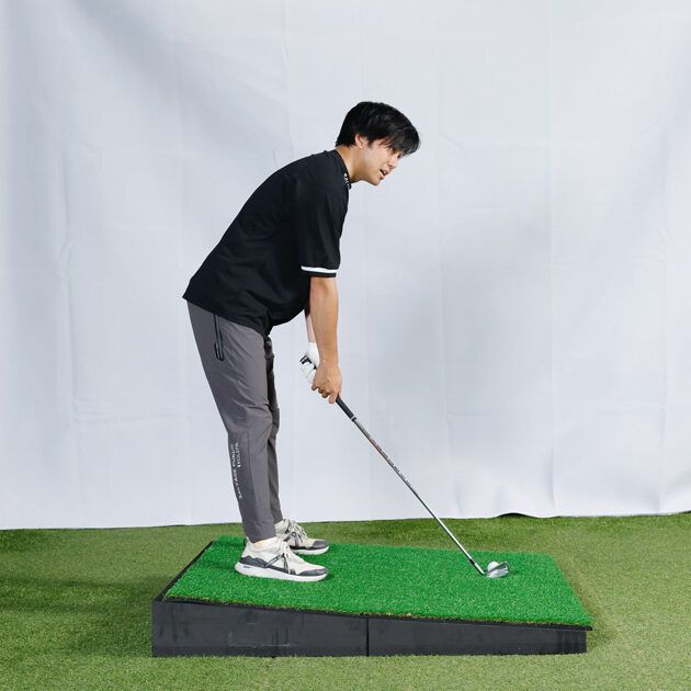 トップやダフリのミスを防ぐ！ つま先下がりは“前傾角度”の深さがポイント