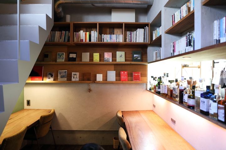 客席はすべて1名席。店内にある本はすべてオーナーやスタッフの私物