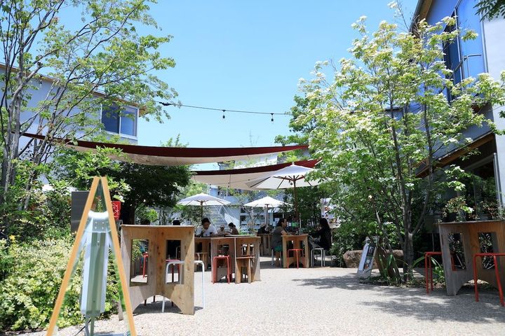 飲食店や書店、展示スペースなどを併設する「ボーナス トラック」。毎月さまざまなイベントなども行われている