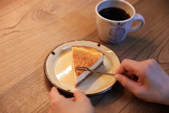 「ベイクドチーズケーキ」（600円）と「フヅクエ時間ブレンド」（750円）