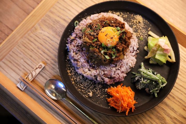 「ごぼうときのこの和風キーマカレー おばんざい3種盛り」（1200円）