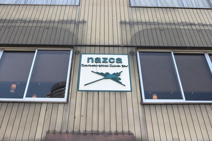 お店の外壁には「nazca」時代の看板が残っている
