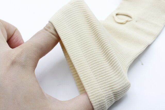 セリア 手の甲用サポーターベージュ 素材