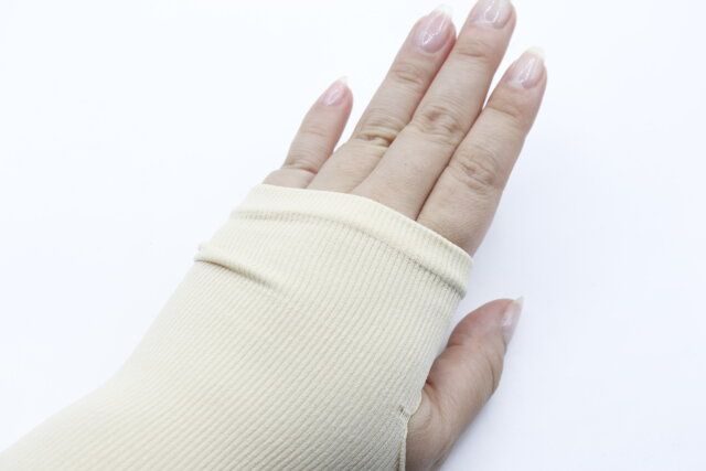 セリア 手の甲用サポーターベージュ 着用