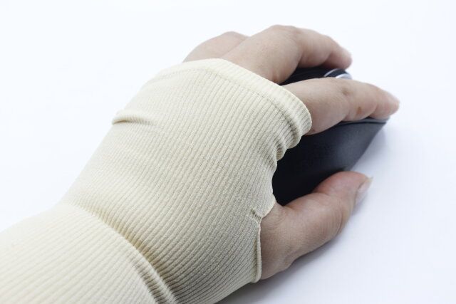 セリア 手の甲用サポーターベージュ マウス操作