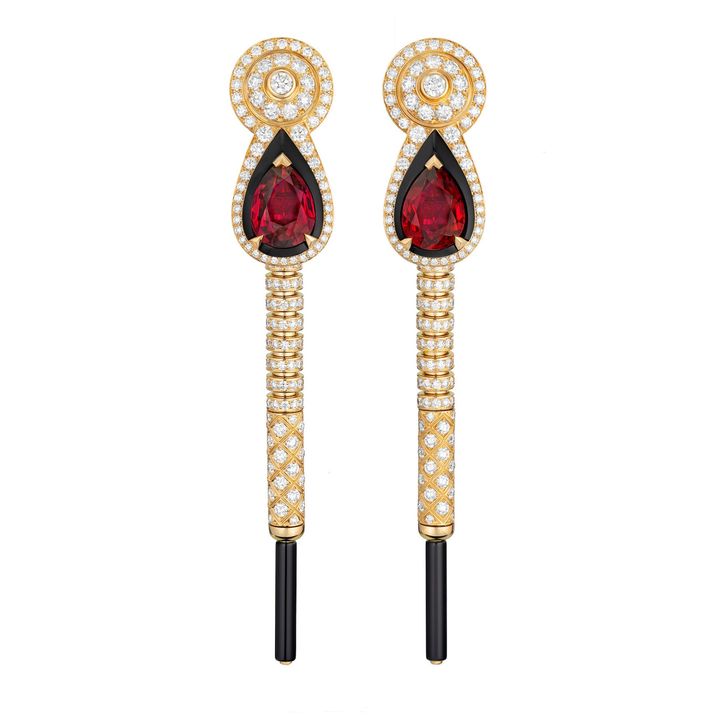 「ゴールド スライダー」イヤリング YG×ダイヤモンド×ルビー×オニキス（イヤリングは、ロング、ショートと長さを変えて着用可能）¥236,830,000（参考価格）／CHANEL