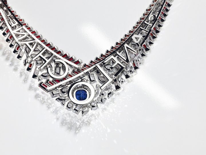 ネックレスの裏側には「CHANEL」の文字が施されている。