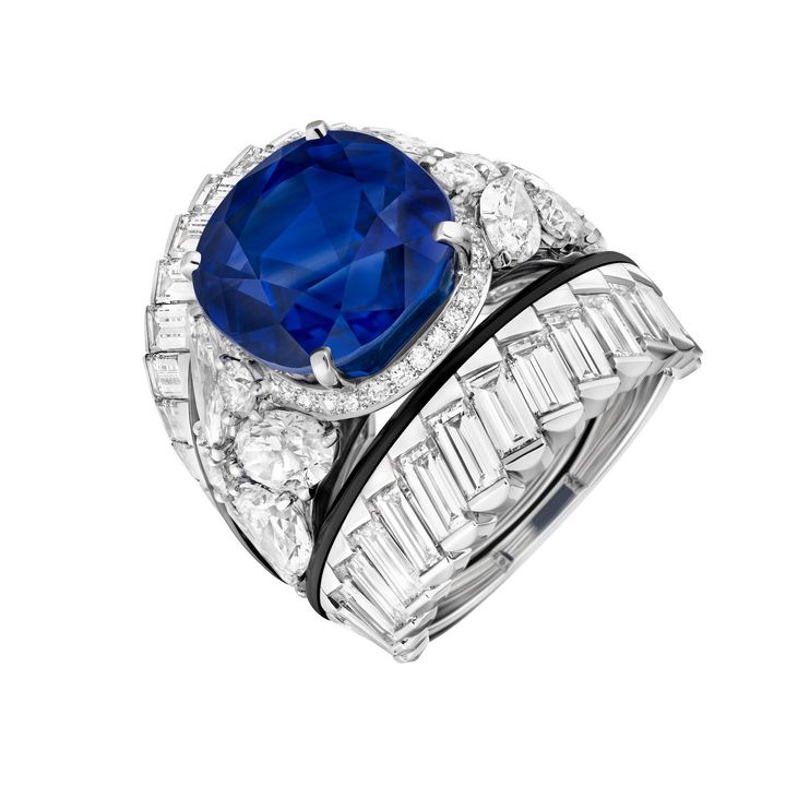 「グラフィック ライン」リング WG×PT×ダイヤモンド×サファイア×オニキス（リングの中央と外側のパーツが分かれ、別々のリングとして着用可能）¥1,500,079,000（参考価格）／CHANEL