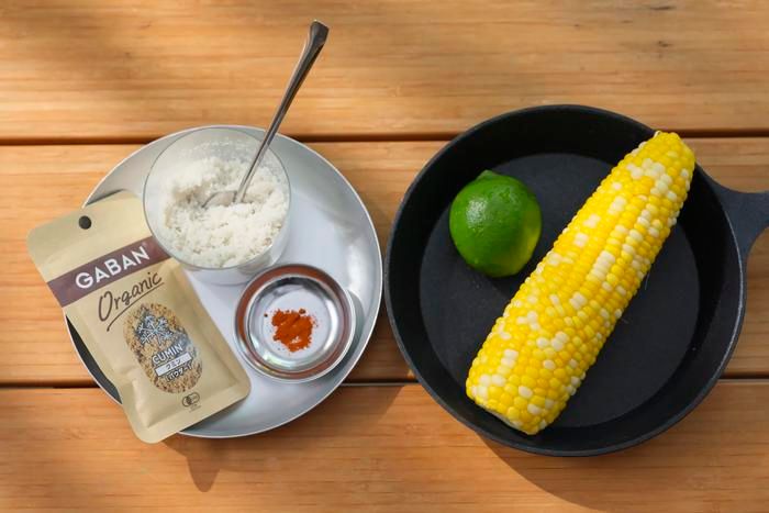 トウモロコシ、ライム、クミンなどの材料