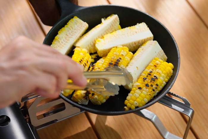 トウモロコシを焼く様子