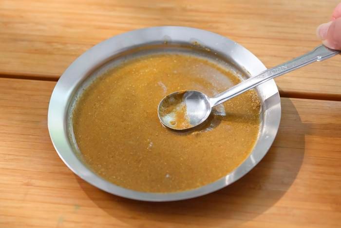 クミン、ライム、塩、一味唐辛子を混ぜたタレ