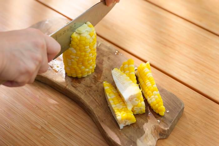 トウモロコシを縦に切る様子