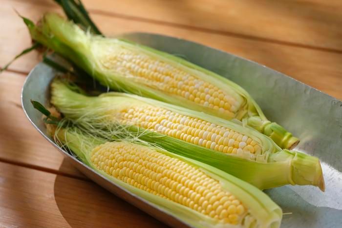 テーブルに置いたトウモロコシ