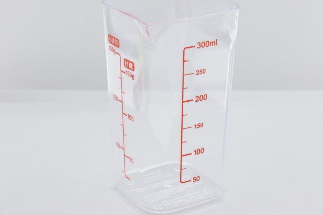 ダイソーの粉ものも液体も量れるSK 計量カップ