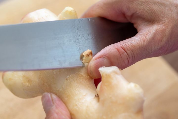 新生姜の固い部分を除く