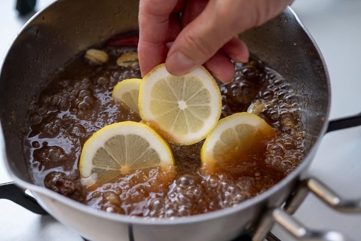 レモンを加えて軽く煮る