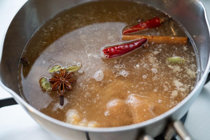 鍋に材料を合わせる