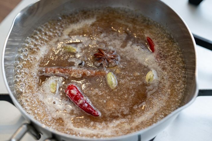 アクを取りながら煮る