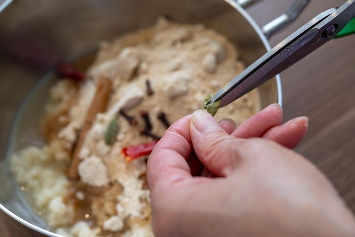 鍋に材料を合わせる