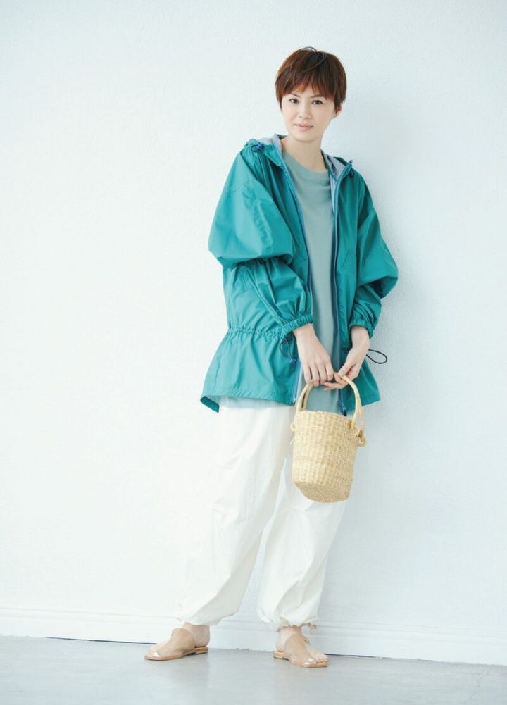 淡いグリーンのTシャツと白パンツのコーデ