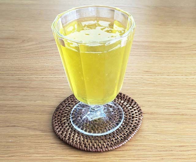 グラスに注がれテーブルに置かれたカルディ新商品「シャインマスカットゼリードリンク」