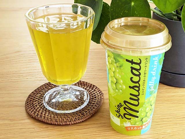 カルディ新商品「シャインマスカットゼリードリンク」がグラスに注がれテーブルに置かれている様子