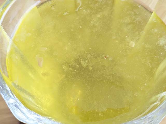 グラスに注がれたカルディ新商品「シャインマスカットゼリードリンク」のアップ