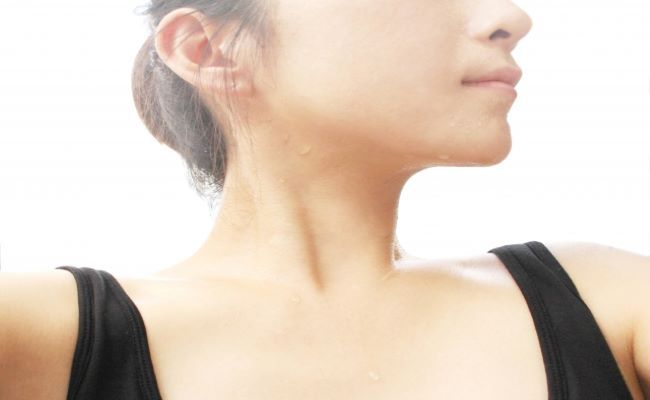 だらだらと汗をかく女性のイメージ