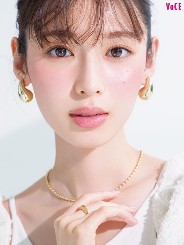 白石聖さん／インウイ チーク 01 使用