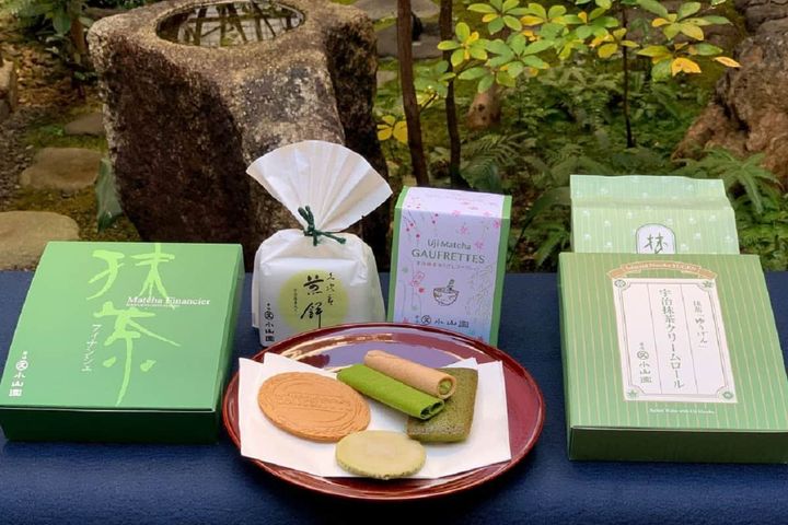 左から「抹茶フィナンシェ」個包装5個入り箱1296円、「久次郎煎餅」個包装8枚入り袋540円、「宇治抹茶ゆうげんゴーフレット」8枚入り1080円、右奥「抹茶サクレット」個包装10本入り袋648円、右手前「宇治抹茶ゆうげんクリームロール」個包装10本入箱1080円