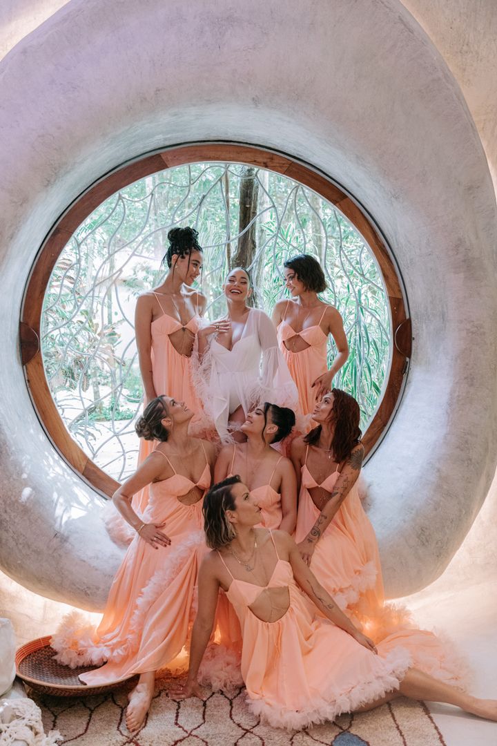 ブライズメイドたちにはフォー・ラブ・アンド・レモンズ（FOR LOVE AND LEMONS）のドレッシングガウンとジャッキー アイチェ（JACQUIE AICHE）のボディチェーンをプレゼント。メンバーもサラ・ハイランド、ヘイリー・ラヴェル、モーガン・マルセル、ステラ・ハジェンズ、ローラ・ニュー、アレキサンドラ・シップと俳優揃い（時計回り）