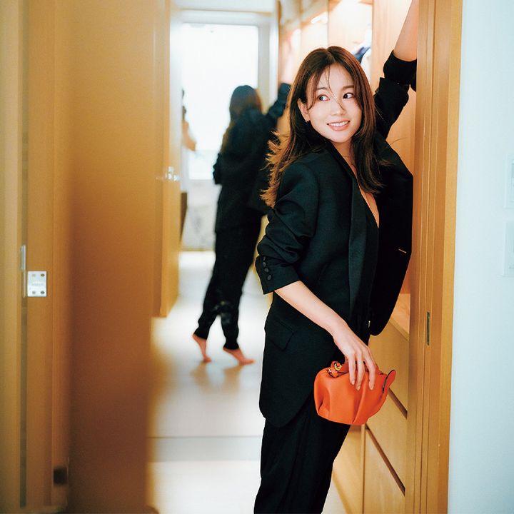 読者永山里絵さんの黒ジャケットと黒パンコーデ