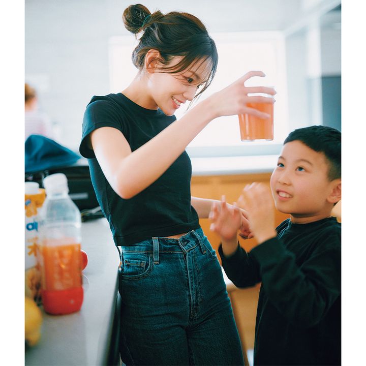 読者永山里絵さんの短丈黒Tシャツとデニムコーデ