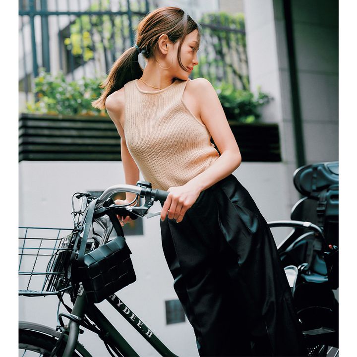 読者モデル永山里絵さんのベージュノースリニットと黒パンツコーデ