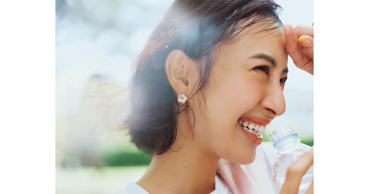 耳元にヴァンクリーフ＆アーペルの花モチーフピアスを付けた岡本あずささん